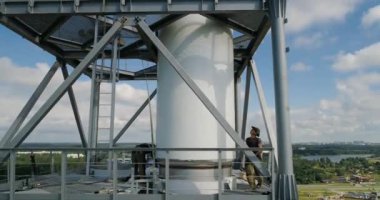 En üstteki işçiler baca borusunu kuruyor