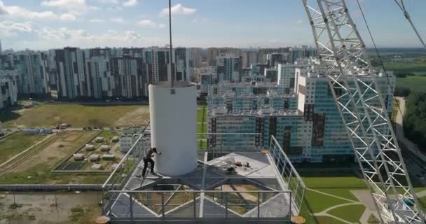 Werknemers aan de bovenkant installeren schoorsteenpijp — Stockvideo