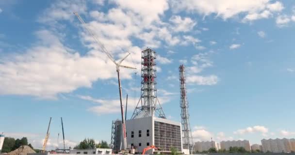 Будівництво труби Chimney, журавель підіймає сегмент труби. Timelapse — стокове відео