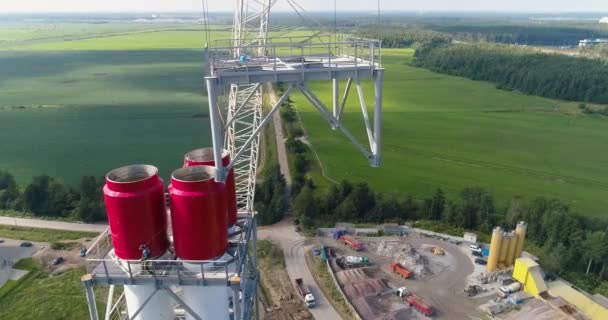 La gru solleva segmento metallico di un grande sistema di tubi del camino. Colpo aereo — Video Stock