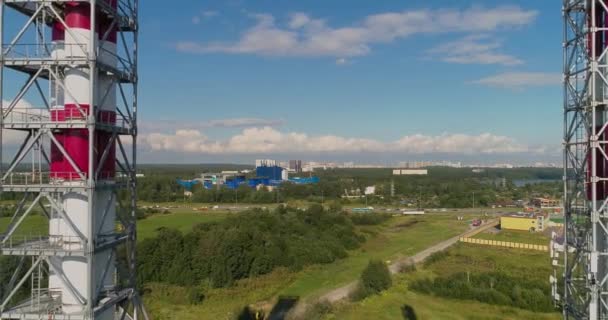 Twee schoorsteenpijpen van een gascentrale. Luchtfoto — Stockvideo