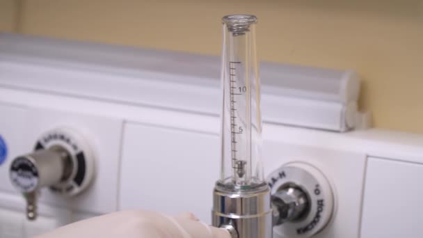 Een close-up verpleegster die de medische zuurstof aanpast. Stroommeter geeft niveau weer — Stockvideo