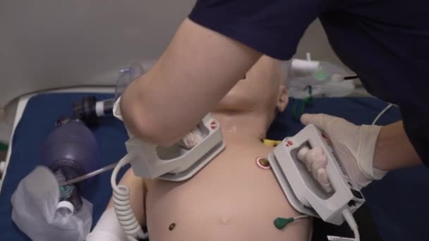 Application Defibrillator on CPR training — Stock Video