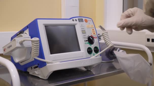 Лікар виправляє дефібрилятор у багатофункціональній лікарні., — стокове відео