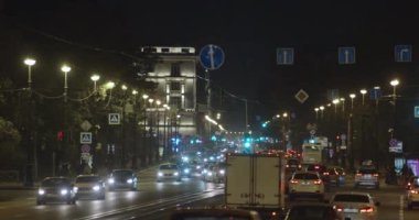 Yoğun trafiği olan Gece Şehir Merkezi Kavşağı