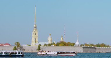 Saint Petersburg, Neva nehri yaz güneşli bir günde turist teknesi trafiği.