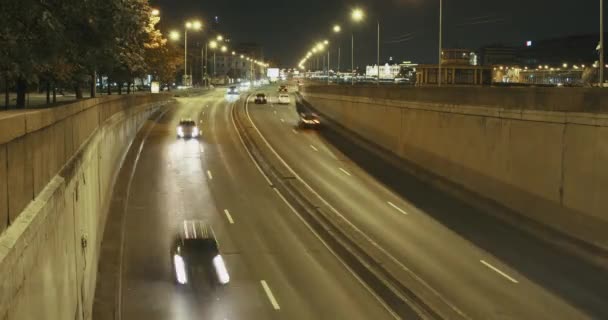 Timelapse notturno. Centro città traffico pesante sull'autostrada — Video Stock