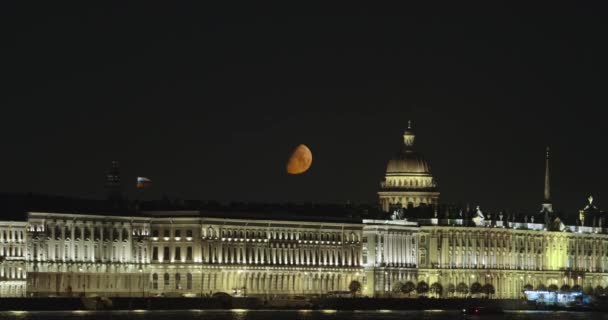 Noche de apertura del puente del Palacio en San Petersburgo, Rusia — Vídeos de Stock