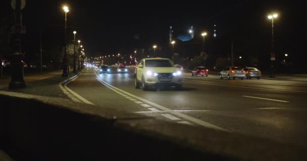Nocne centrum miasta ruchu drogowego. Niski strzał. — Wideo stockowe