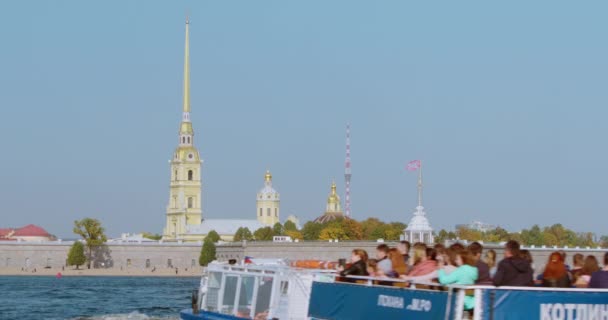 Saint Petersburg, Neva nehri yaz güneşli bir günde turist teknesi trafiği. — Stok video