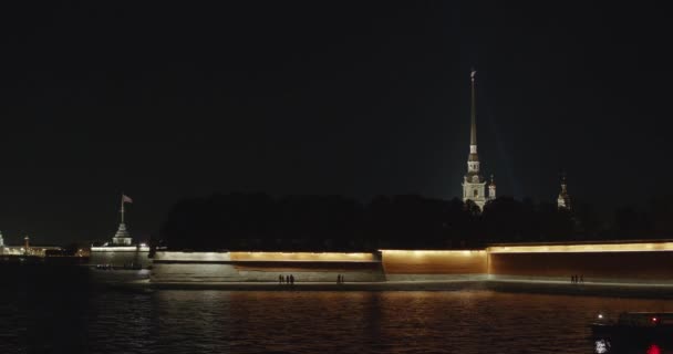 Петропавловская крепость освещена в полночь - Санкт-Петербург, Россия — стоковое видео