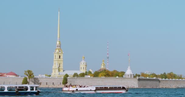 San Petersburgo, río Neva con el tráfico de barcos turísticos de verano día soleado. — Vídeos de Stock