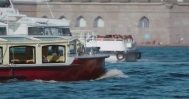 Neva nehrinde yaz güneşli bir günde turist teknesi