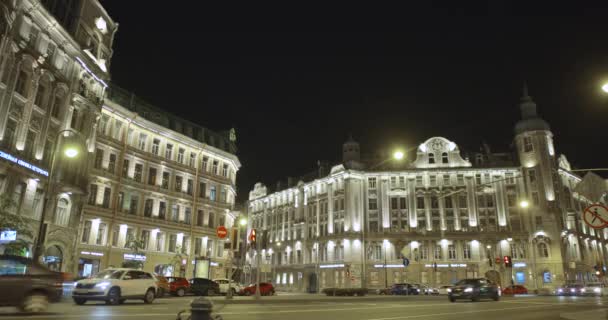 Tráfico nocturno en plaza con arquitectura clásica. Rusia San Petersburgo — Vídeo de stock