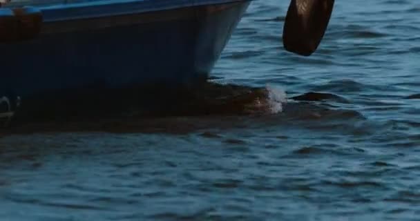 Boot bewegt sich im Meer — Stockvideo