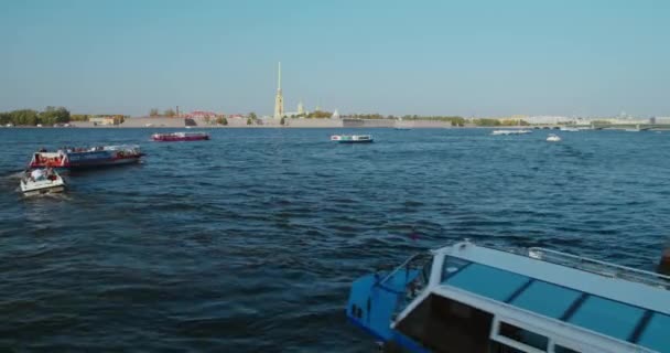 San Petersburgo, río Neva con el tráfico de barcos turísticos de verano día soleado. — Vídeos de Stock