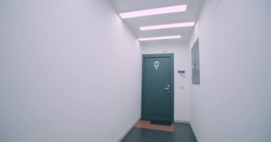 POV Pürüzsüz Geniş Açı Çekimi Konut Koridoru Koridorunda