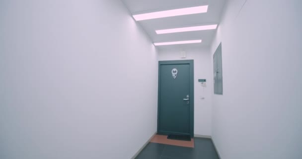 POV Pürüzsüz Geniş Açı Çekimi Konut Koridoru Koridorunda — Stok video