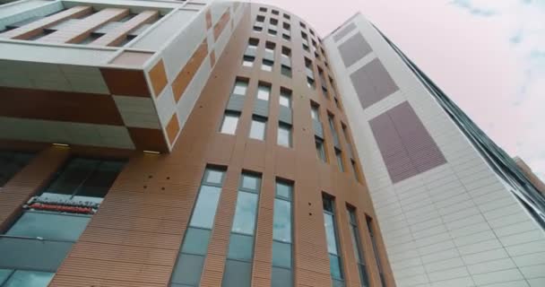 Moderno edificio nuovo edificio residenziale con il design originale, vista verticale. camera dolly girato — Video Stock