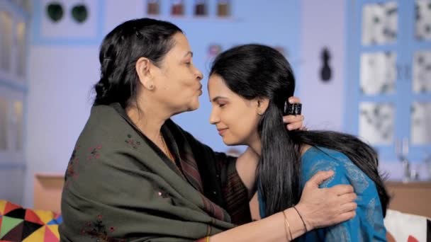 Medelålders Indiansk Mamma Kysser Sin Dotter Med Kärlek Lycklig Familj — Stockvideo