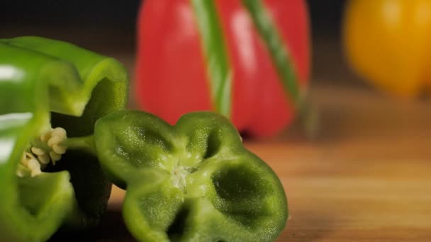 Chiles Rojos Verdes Enteros Frescos Con Tallos Que Caen Cerca — Vídeo de stock