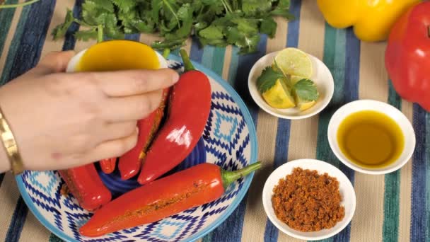 Honan Häller Senapsolja Kryddig Fyllda Röda Chili Pickle Hålls Tallrik — Stockvideo