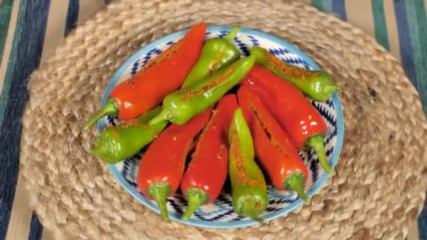 Hausgemachte Rote Und Grüne Chiligurken Mirchi Achaar Loncha Auf Einer — Stockvideo