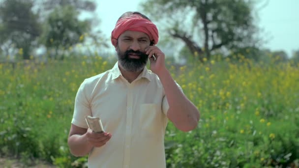 Orolig Indisk Bonde Talar Mobilen Sin Månadsinkomst Jordbruksföretag Medium Skott — Stockvideo