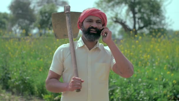 Hintli Bir Köylü Tarlasında Dikilirken Mutlu Bir Şekilde Cep Telefonuyla — Stok video