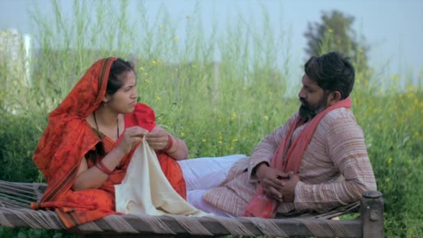 Традиційна Дружина Шиє Одяг Сидячи Ліжку Розмовляючи Своїм Чоловіком Індійським — стокове відео