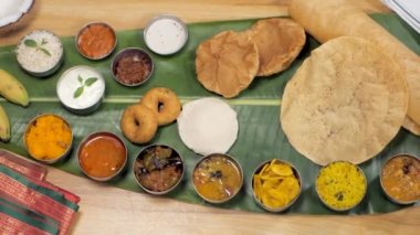 Muz yaprağında servis edilen lezzetli Güney Hindistan yemekleri. Dosa, Idli, Vada, Poori, Sambhar gibi ünlü Güney Hint yemeklerini yakından çek, güzel yerleştirilmiş muz cipsleri