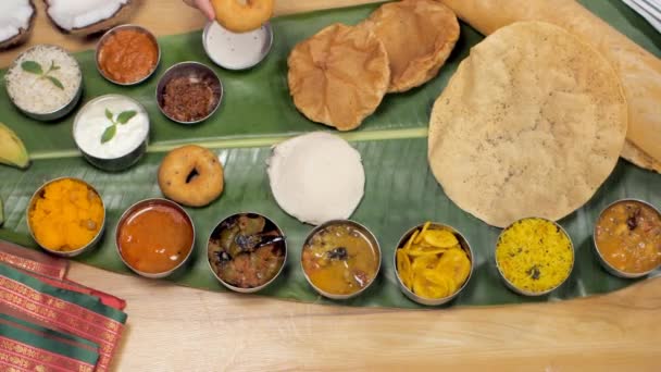 바나나 음식을 바다를 나르는 암컷의 Dosa Papad Poori Idli Halwa — 비디오