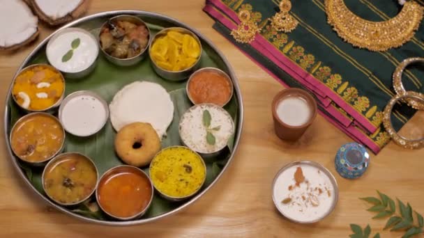 Südindischer Vegetarischer Thali Hochzeitsschmuck Seidensaare Und Kokosnusshälften Verschiedene Südindische Gerichte — Stockvideo