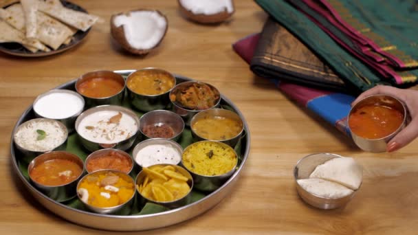 Női Kéz Teszi Sambhar Két Darab Idli Tartott Egy Tálban — Stock videók