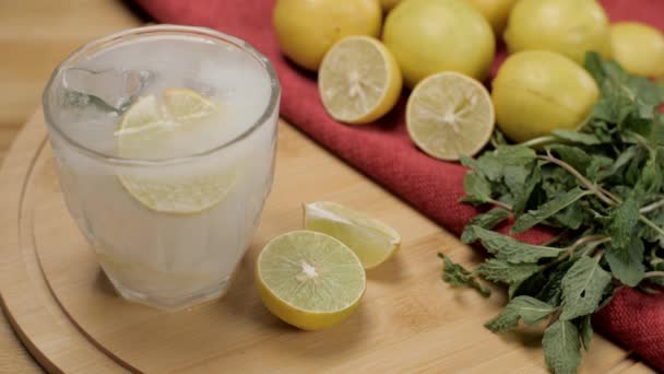 Refrigerante Borbulhante Infundiu Limonada Com Grandes Cubos Gelo Uma Fatia — Vídeo de Stock