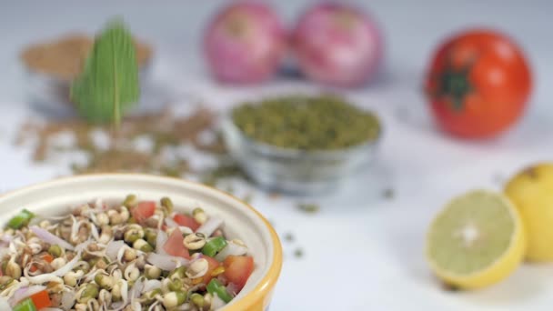 Folhas Hortelã Verde Fresco Caindo Uma Tigela Salada Brotos Comida — Vídeo de Stock