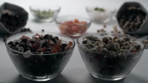 Dos Cuencos Ensalada Garbanzos Mezclados Con Cebollas Tomates Alimento Nutritivo — Vídeos de Stock