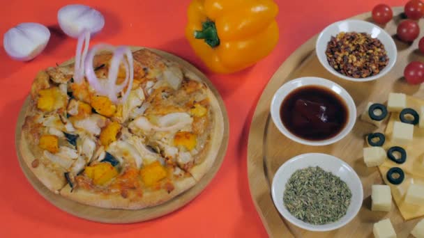 Rondelles Oignons Crus Tombant Sur Une Pizza Paneer Fraîchement Préparée — Video