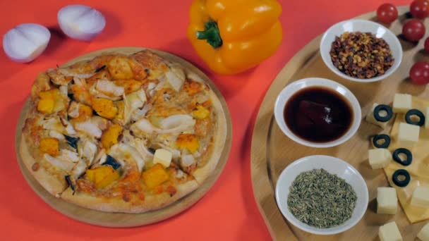 Cubi Formaggio Che Cadono Una Pizza Paneer Indiana Appena Sfornata — Video Stock