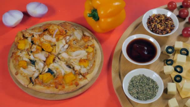 양파를 썰어서 떨어뜨린다 식탁에 가노와 올리브와 치즈를 곁들인 맛있는 피자를 — 비디오