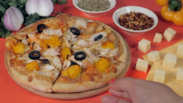 Mão Escolhendo Uma Grande Fatia Pizza Italiana Vegetariana Coberto Com — Vídeo de Stock