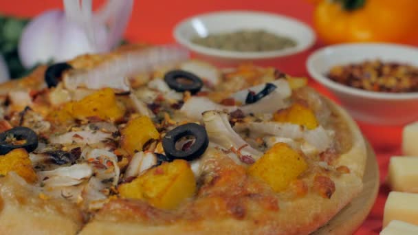 Gesneden Uienringen Vallen Kwark Pizza Smakelijk Italiaans Recept Extreme Close — Stockvideo