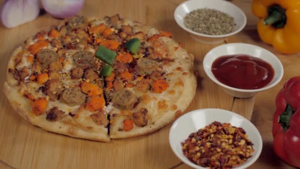 Capsicum Vert Tranché Tombant Sur Une Pizza Saucisse Poulet Fraîchement — Video