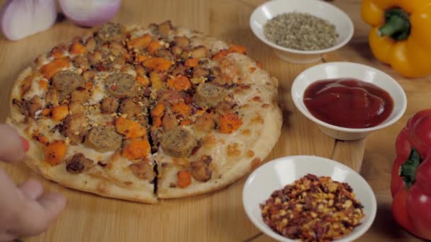 Mano Señora Tomando Una Rebanada Pizza Salchicha Pollo Receta Italiana — Vídeos de Stock