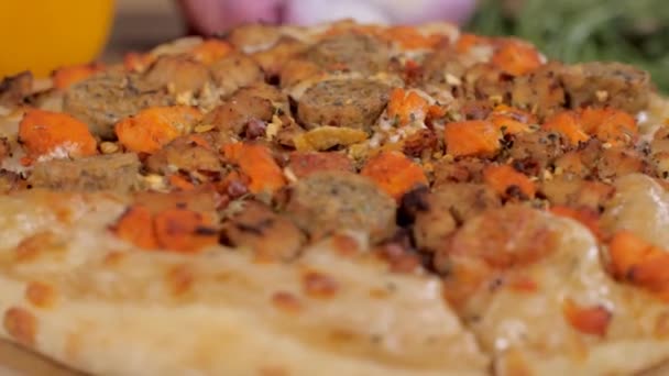 Pizza Frango Suculenta Recentemente Assada Uma Plataforma Giratória Comida Italiana — Vídeo de Stock