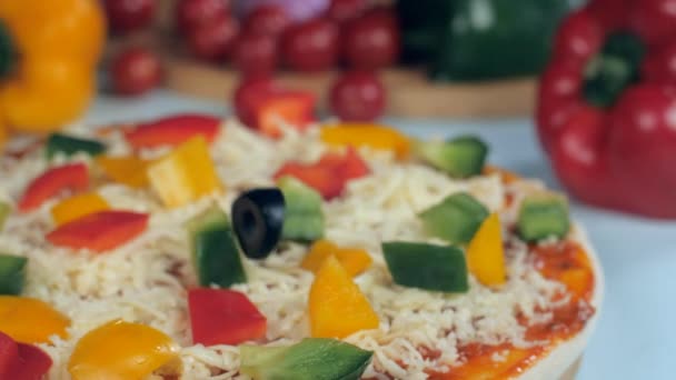 Zwarte Olijven Vallen Een Pizzabasis Bedekt Met Kaas Paprika Beroemde — Stockvideo