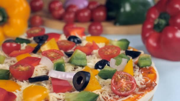 生洋葱落在一个刚刚烤好的自制披萨上 上面装满了奶酪 极致特写镜头 一个诱人的素食披萨 配以红辣椒和白盘配料 — 图库视频影像