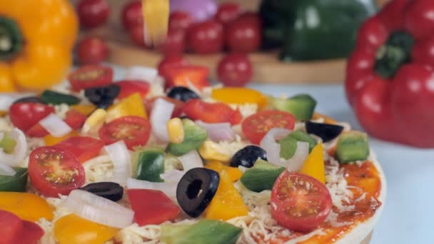 Suikermaïs Een Heerlijke Pizza Met Zwarte Olijven Tomaten Extreme Close — Stockvideo