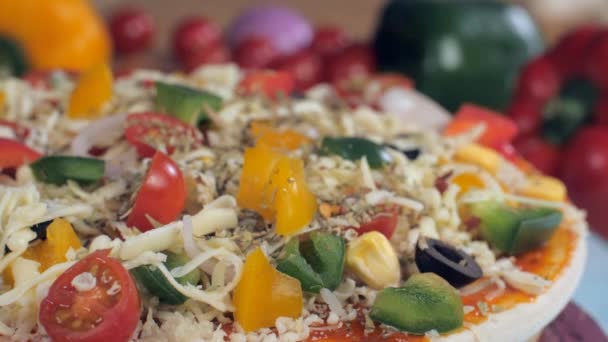 Chili Rouge Écrasé Est Saupoudré Pour Préparer Une Pizza Végétarienne — Video