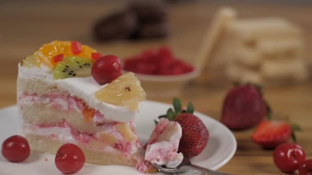 Tutti Frutti Esik Egy Krém Torta Díszített Friss Ananász Narancs — Stock videók